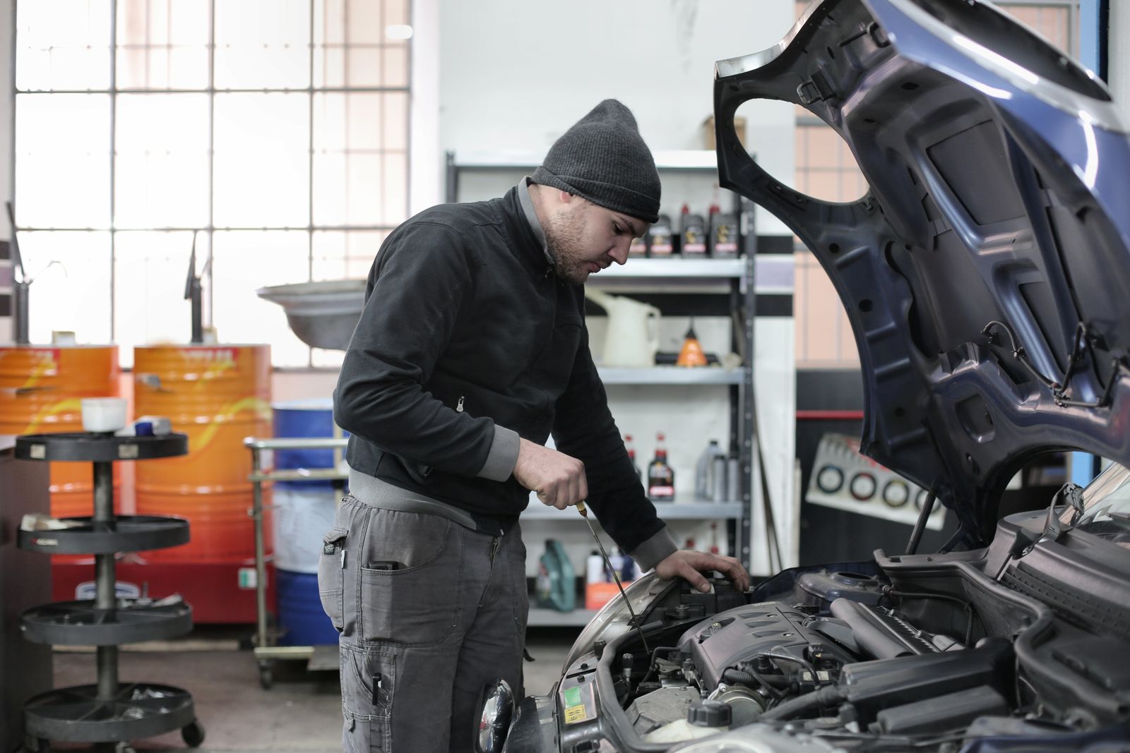 Teknisyenin araç motorunu incelemesi